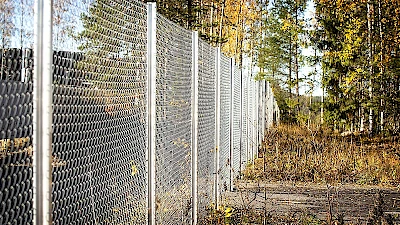 Teollisuusaita on tehty panssariverkosta suojaamaan ja rajaamaan tonttia.
