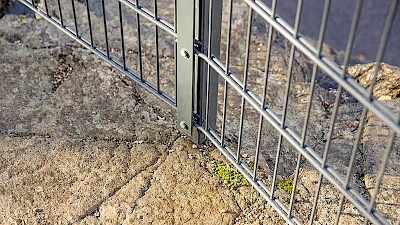 Elementtiaitaa on kiinnitetty kallioon kalliokiinnityksellä.