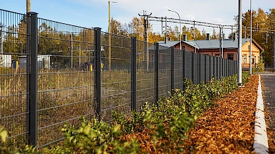 Asema-aluetta suojattu mustalla elementtiaidalla.
