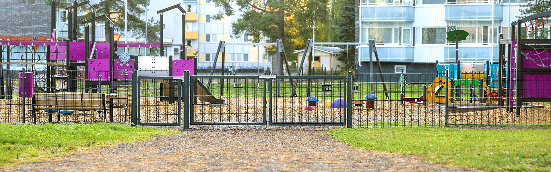 Leaf swinging gates and access gates