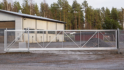 Verkkotäytteinen alumiiniliukuportti teollisuustontin kulkuporttina