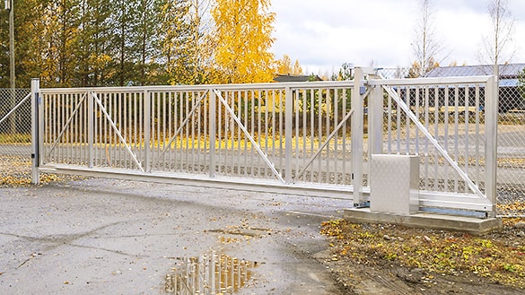 Closed side sliding gate with aluminium slat filling.