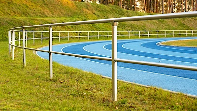 Kaksijohteinen suojakaide on asennettu urheilukentän ympärille.