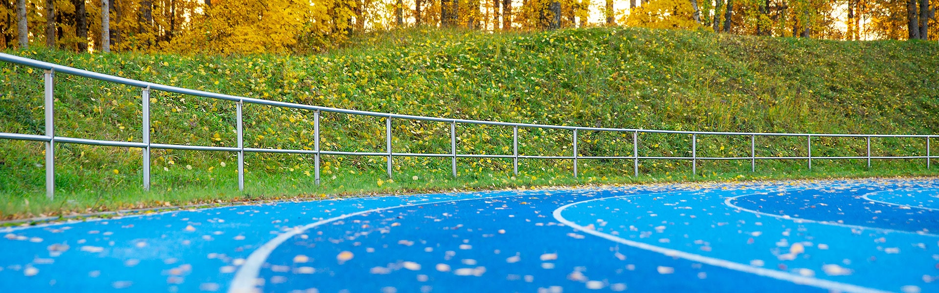 Kaksijohteinen alumiinikaide suojaamassa juoksuradan kaarteessa.