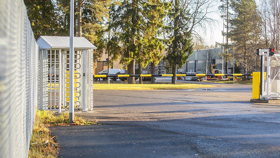 Työmaa-alueen kulkuporttina toimii pyöröportti ja ajoporttina sulkupuomi.
