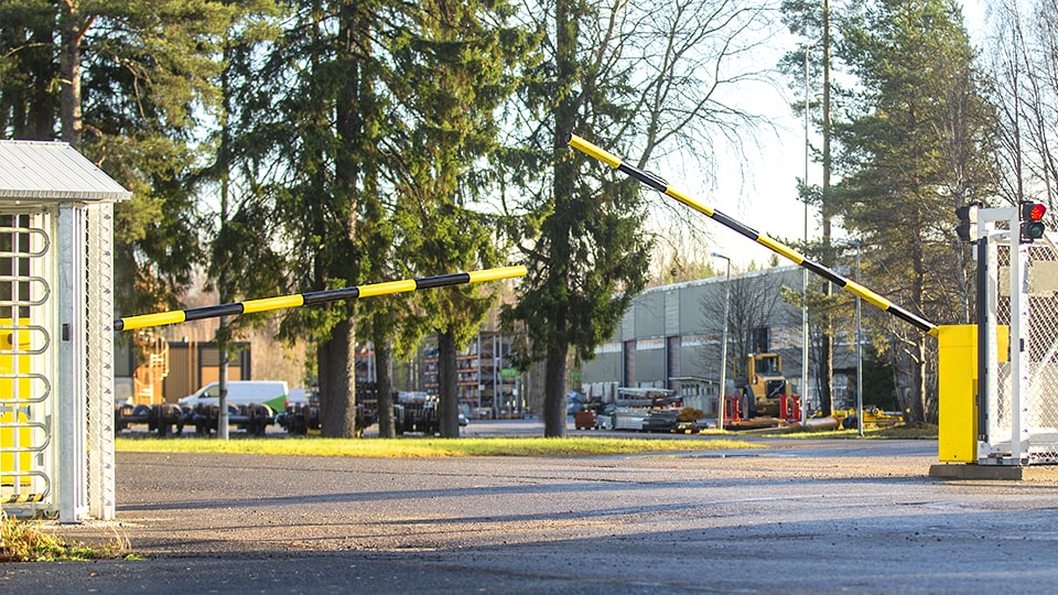 Teollisuusalueen ajoporttina toimiva musta-keltainen nostopuomi avautumassa.
