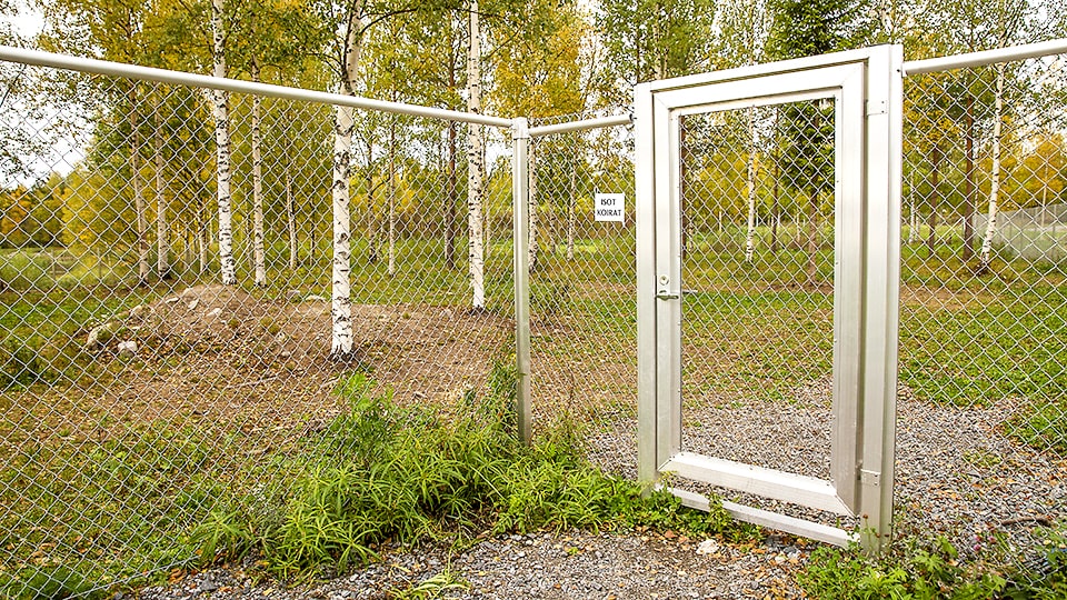 Alumiininen saranallinen ja abloy-lukittava käyntiportti koirapuistoon, jossa panssariverkkoaitaus.